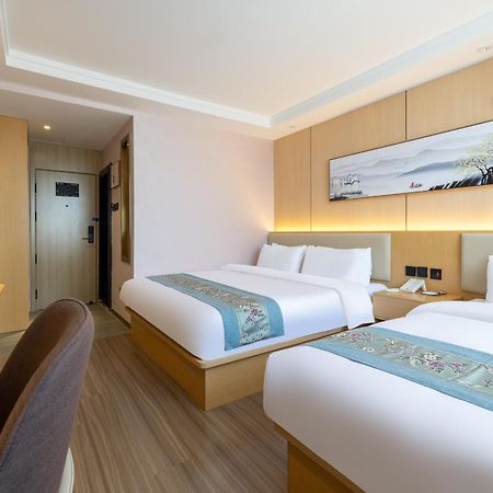 East Sacred Hotel--Very Near Beijing Tiananmen Square ,The Forbidden City,The Temple Of Heaven ,3 Minutes' Walk To Wangfujing Subway ,Located In The Center Of Beijing, Many Shopping Malls Around,Newly Renovated Hotel-Able To Receive Foreign Guests 외부 사진